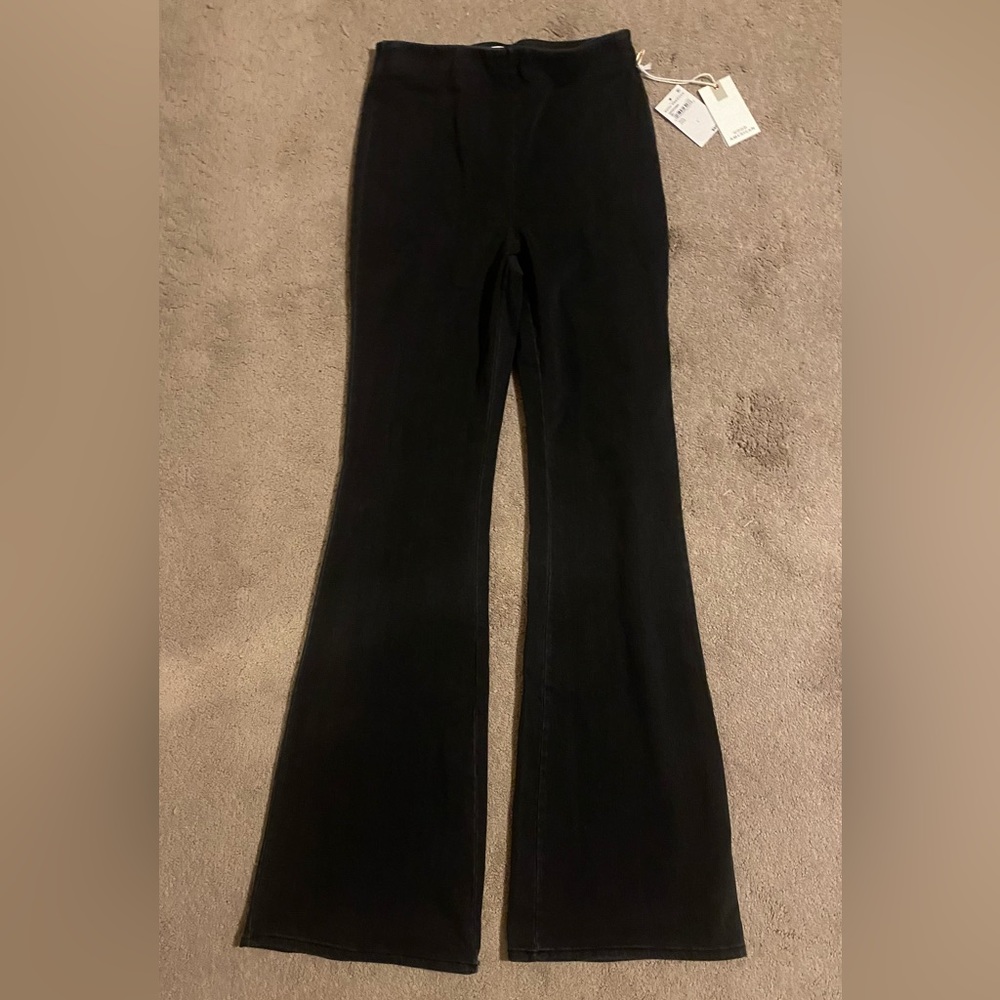 Good American, size 1 (s), black, flair stretch jeans. Stretch waist band.